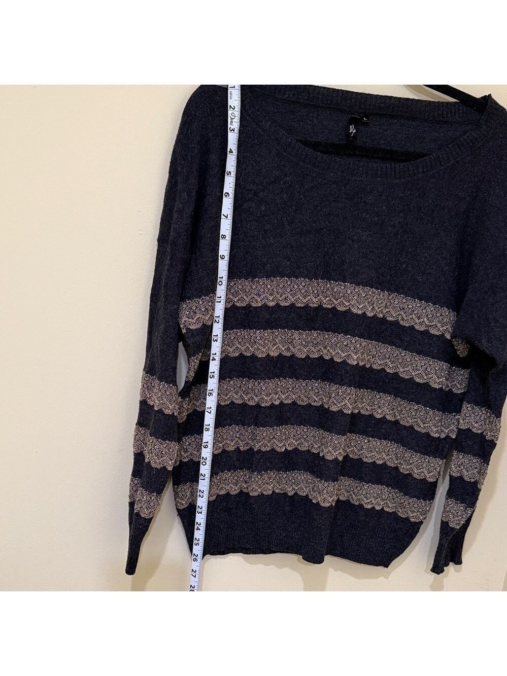 VIP dark Gray and Beige women’s Sweater Top size large - Picture 6 of 7
